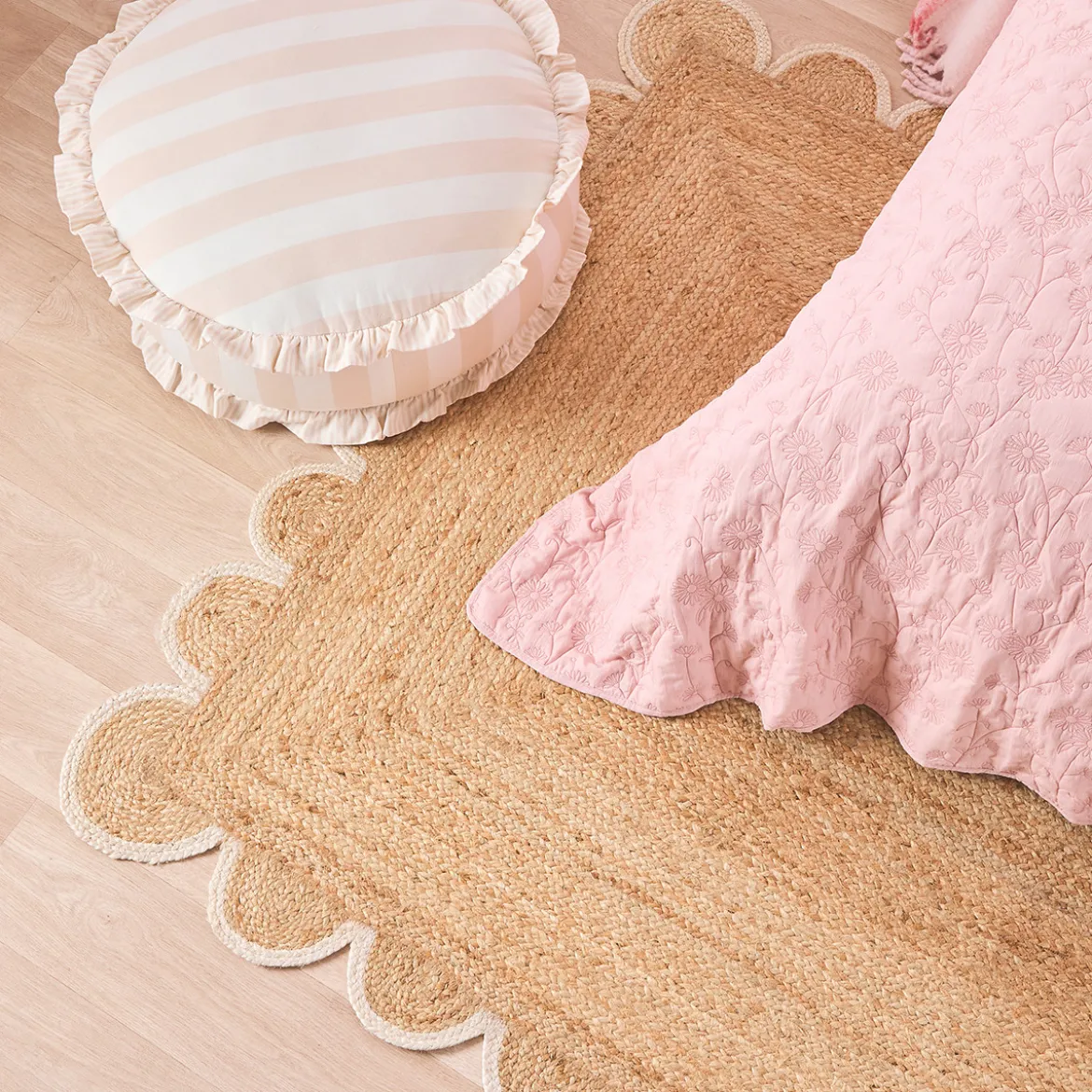 Aria Scalloped Jute Floor Rug