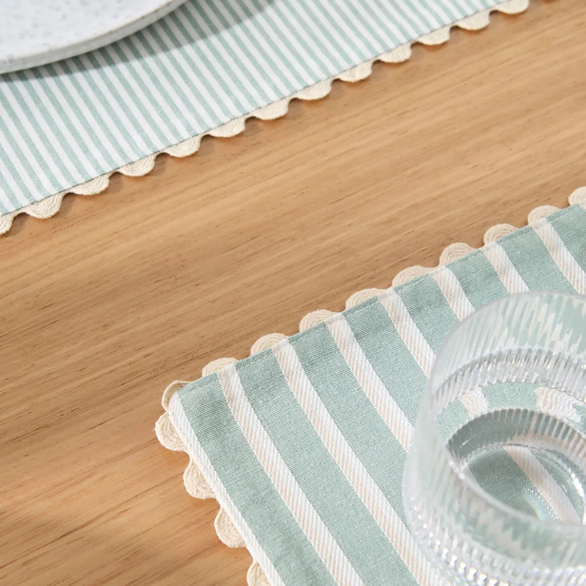 Millie Reversible Stripe Scallop Placemat